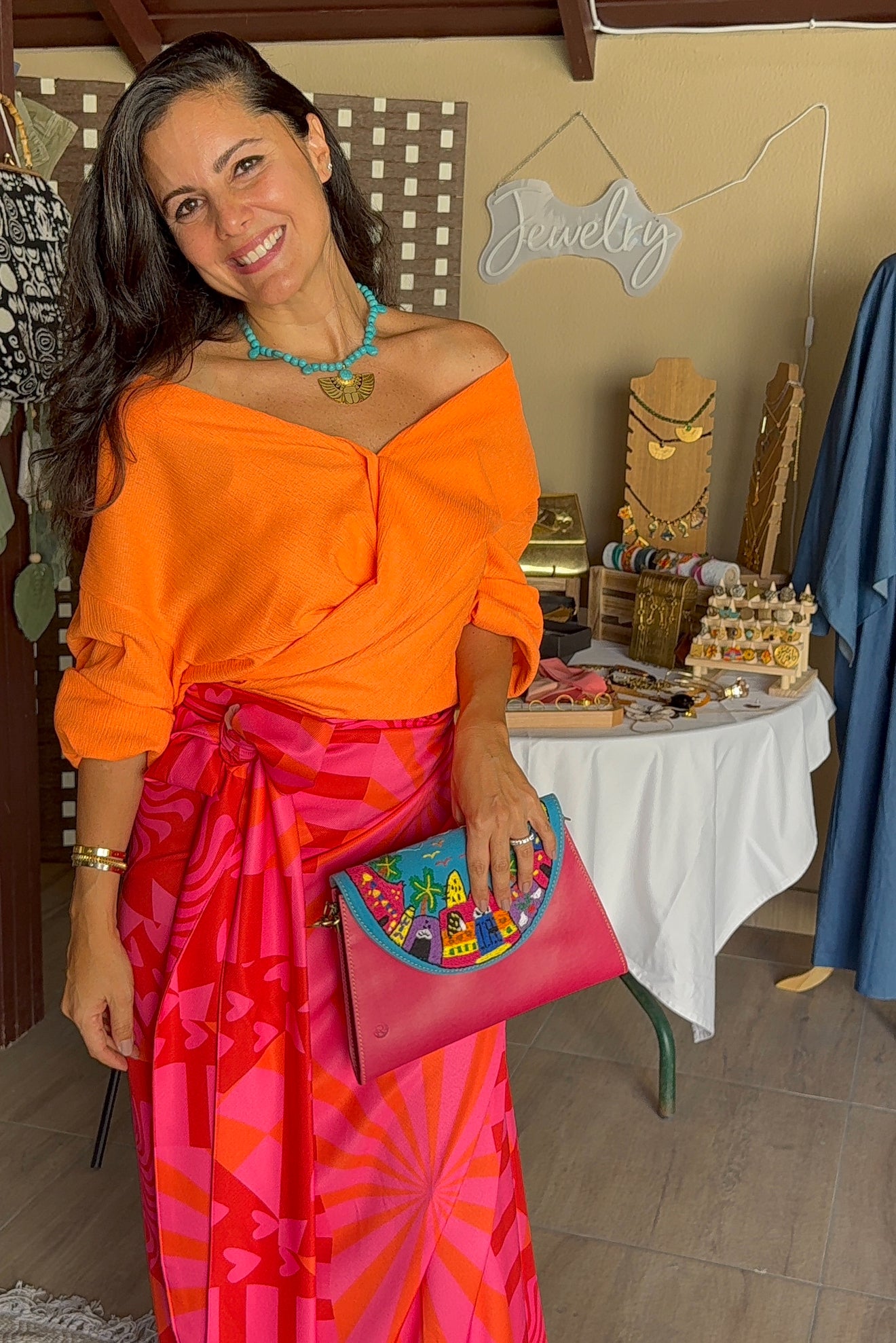 Embroidery clutch with handle