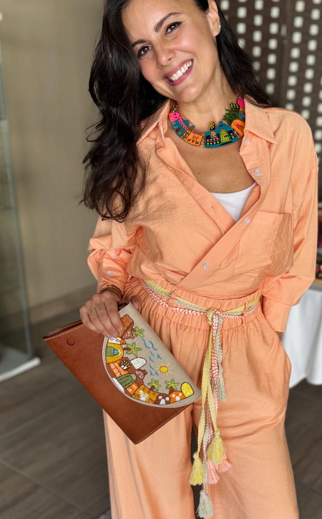 Embroidery clutch with handle