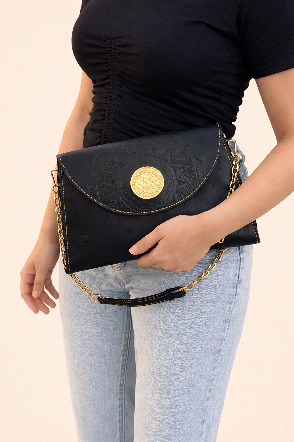 Arabic style clutch with strape