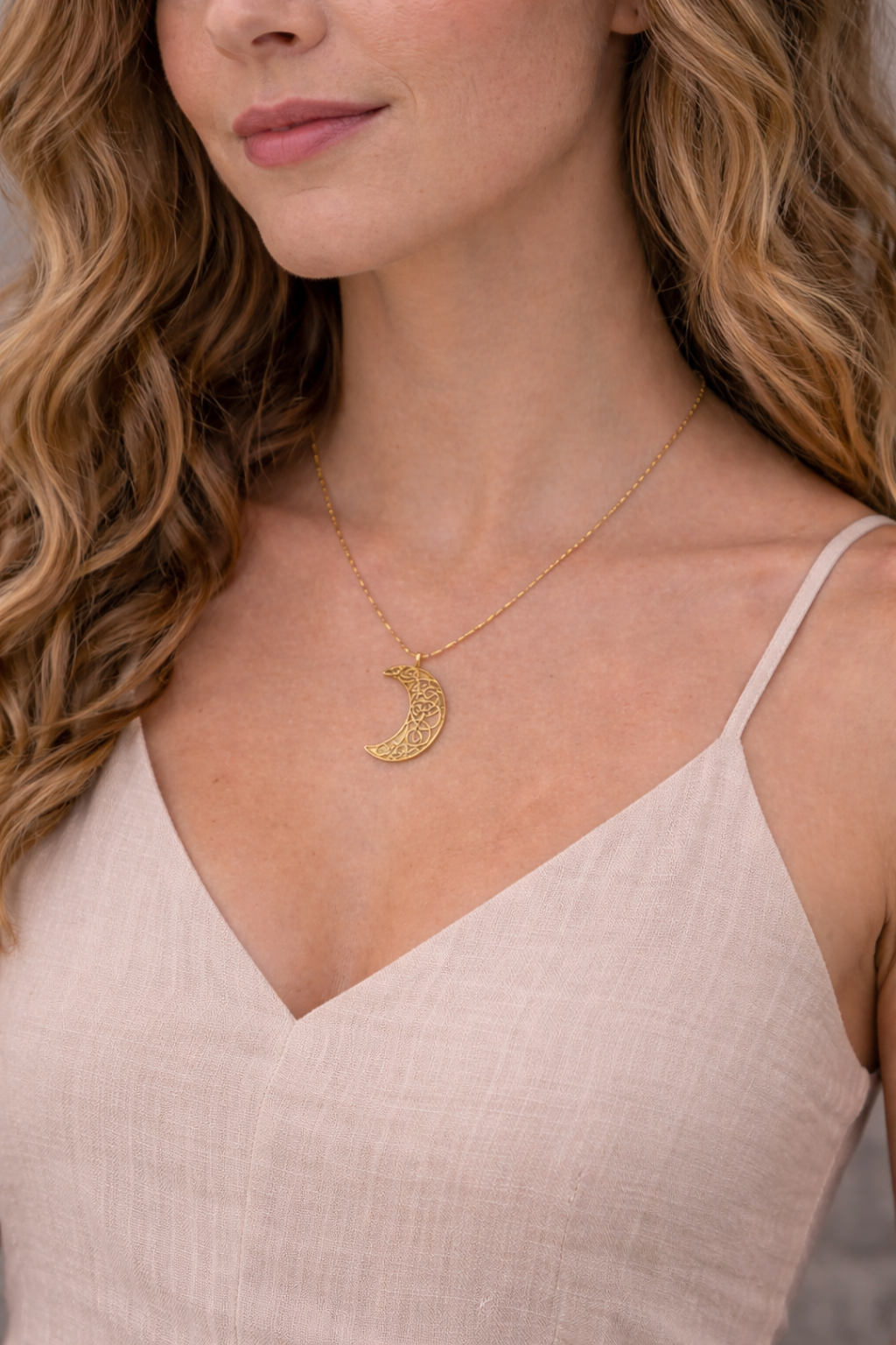 Thin crescent necklace