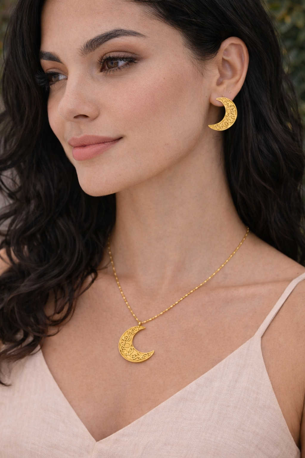 Thin crescent necklace